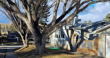 Rocky Mtn Escape-3 bdrm-near shops, dining, UofC