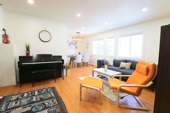 Televisión, chimenea y oficina 