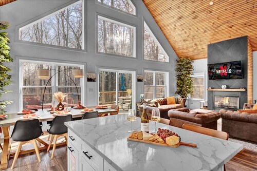 Chalet w/Dome~Hot Tub~Game/Movie Room~Lake/Pool Access