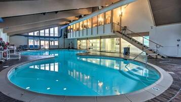 Een binnenzwembad en een buitenzwembad