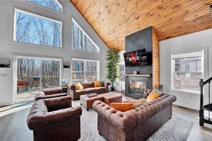 Smart-tv, een open haard, videospelletjes en een tafeltennistafel