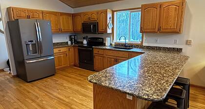 New! Tranquil Country Getaway - fitness space+fireplace+near lakes