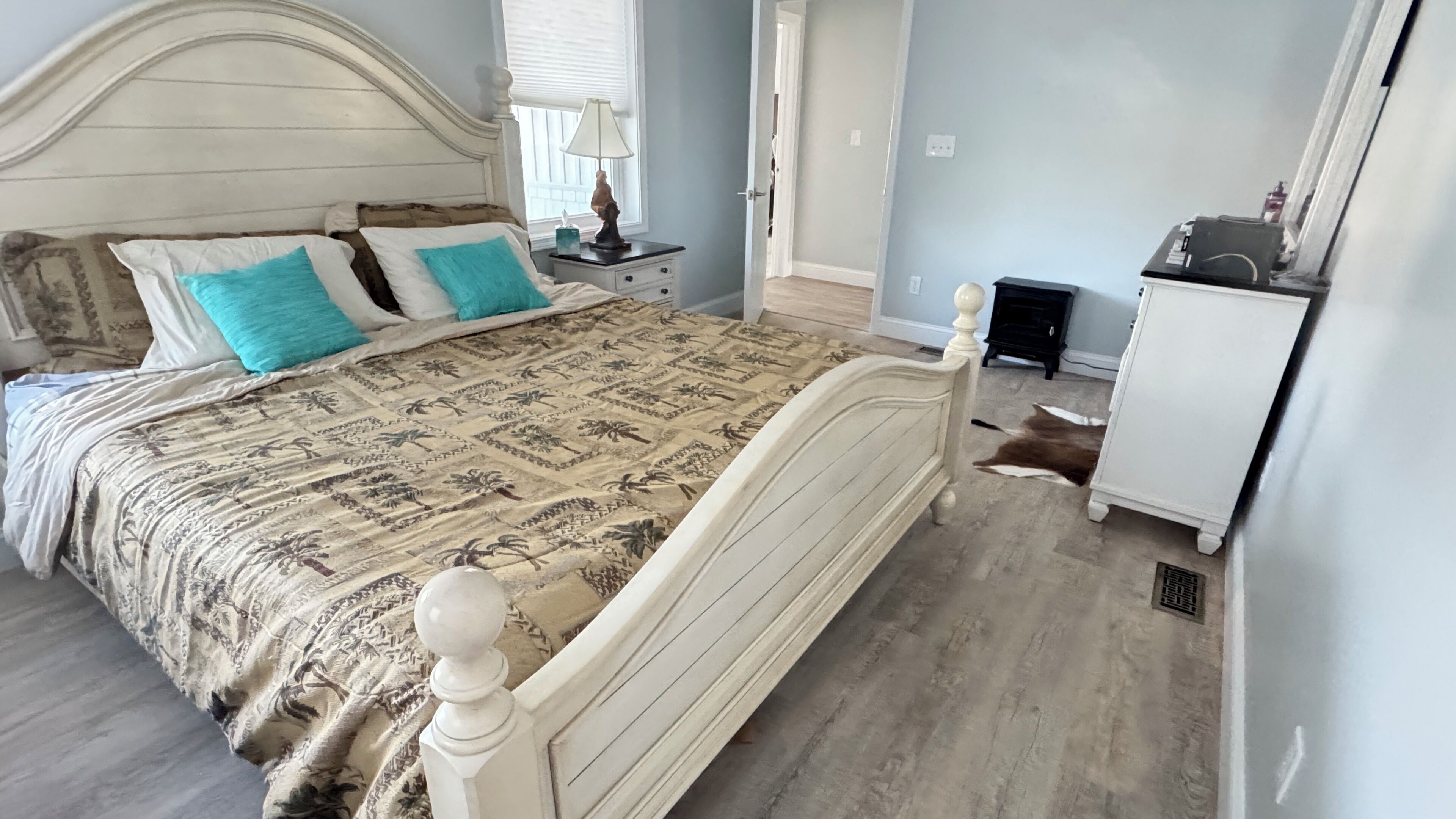 4 makuuhuonetta, silitysrauta/-lauta, ilmainen Wi-Fi, vuodevaatteet