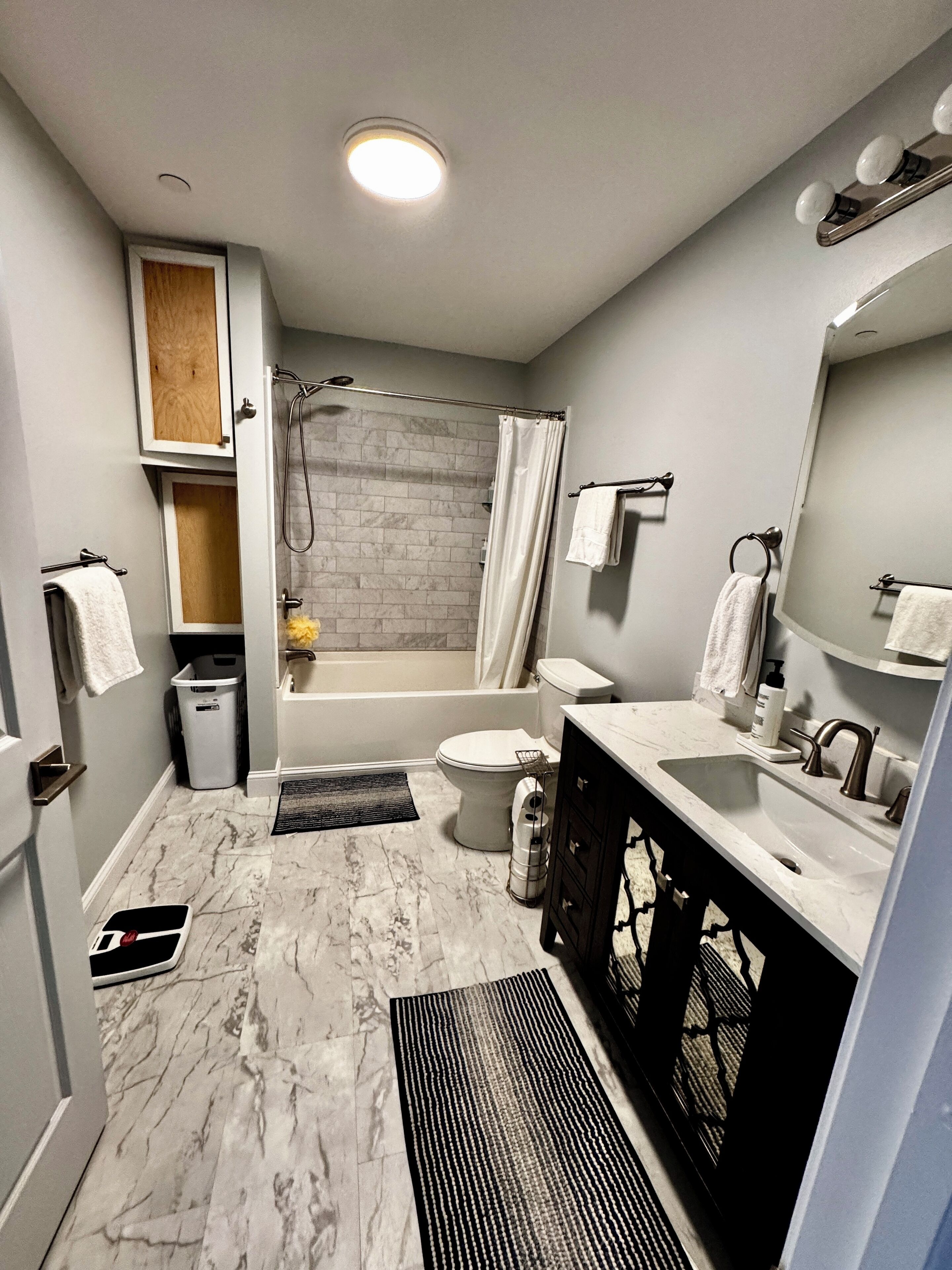 Suihku, hiustenkuivaaja, pyyhkeet, saippua