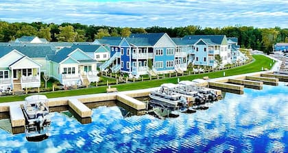 Stunning 3-Story Lakehouse in Sylvan Beach, Sleeps 10, WiFi & Walk to the Beach!
