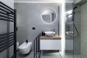 Dusche, Haartrockner, Bidet, Handtücher