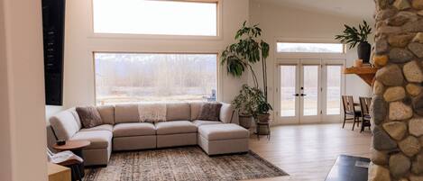 Smart TV, fireplace, DVD player