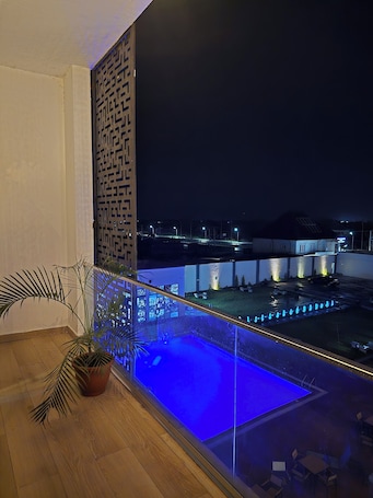 行政套房, 阳台, 泳池景观 | 办公桌、笔记本电脑工作区、免费 WiFi