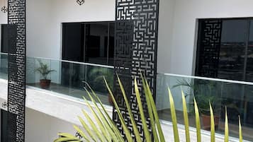 Habitación doble Deluxe, balcón, vista a la alberca | Escritorio, espacio para trabajar con laptop y wifi gratis