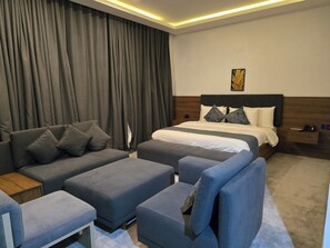 尊榮雙人房, 陽台, 泳池景觀 | 書桌、筆電工作空間、免費  無線上網