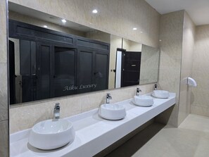 Erillinen kylpyamme ja suihku, pyyhkeet, saippua, sampoo