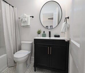 Hair dryer, towels - *New & Renovated* Modern Bungalow near DT Durham (Durham)