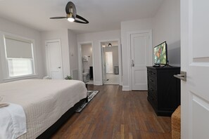 2 bedrooms, desk, iron/ironing board, free WiFi - *New & Renovated* Modern Bungalow near DT Durham (Durham)