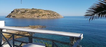 Mochlos Beach Villa Seafront 3-bedroom villa in enchanting Mochlos