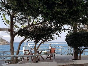 Terrace/patio - Mochlos Beach Villa Seafront 3-bedroom villa in enchanting Mochlos (Mochlos)