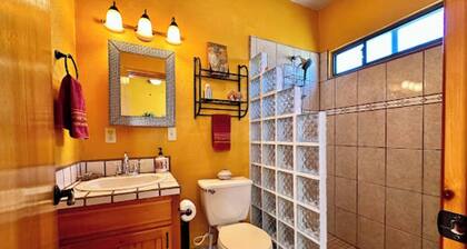 Charming 1-BR house, Bahía la Choya, Starlink WiFi, AC, roof deck, dog friendly