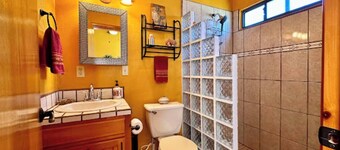 Charming 1-BR house, BahĂa la Choya, Starlink WiFi, AC, roof deck, dog friendly