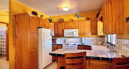 Charming 1-BR house, BahĂa la Choya, Starlink WiFi, AC, roof deck, dog friendly