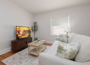 Smart TV, books - *New & Renovated* Charming Bungalow near DT Durham (Durham)