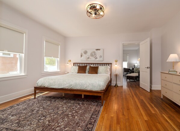 1 bedroom, desk, iron/ironing board, free WiFi - *New & Renovated* Charming Bungalow near DT Durham (Durham)