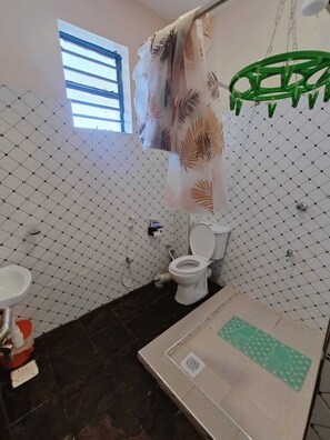 Ducha, toallas, jabón, papel higiénico