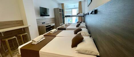 Tabla de planchar con plancha, wifi y ropa de cama