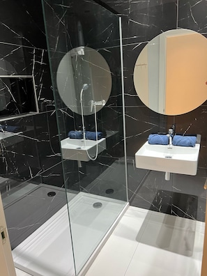 Douche, sèche-cheveux, serviettes fournies