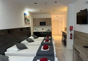 1 bedroom, WiFi, bed sheets - Orange 8: Studio Apartment in St. Julian's (Swieqi)