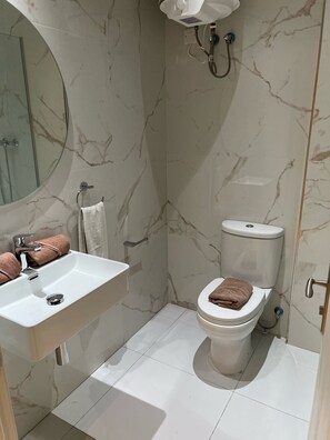 Douche, sèche-cheveux, serviettes fournies