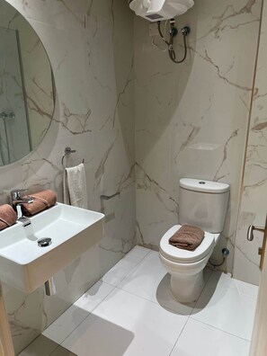 Shower, hair dryer, towels