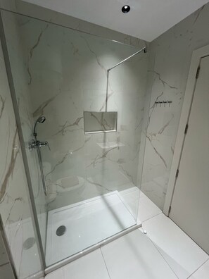 Ducha, secador de pelo, toallas