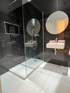 Douche, sèche-cheveux