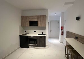 冰箱、微波炉、炉灶、烤面包机