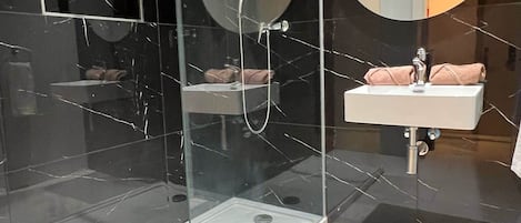 Regadera y secadora de cabello