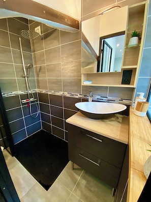 Douche, sĂšche-cheveux, serviettes fournies, savon