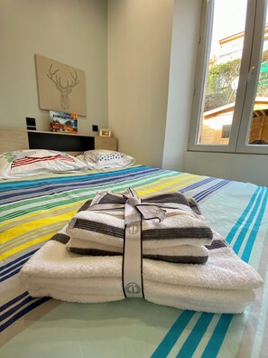 1 slaapkamer, een strijkplank/strijkijzer, reisbedje, gratis wifi