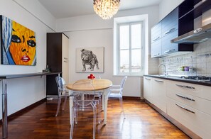 Kühlschrank, Mikrowelle, Herdplatte, Kochgeschirr/Geschirr/Besteck