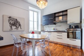 Kühlschrank, Mikrowelle, Herdplatte, Kochgeschirr/Geschirr/Besteck