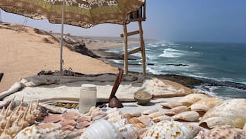 En la playa, sillas reclinables de playa, toallas de playa