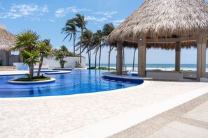 2 outdoor pools, free pool cabanas, pool umbrellas - Apartamento Espacioso con Vista al Mar (Acapulco)