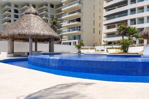 2 Außenpools, Cabañas (kostenlos), Sonnenschirme