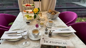 Se ofrece un desayuno típico de la región (27.50 EUR por persona)