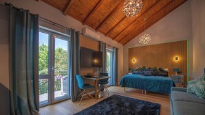 A bedroom with a bed, a desk, and a TV. - Villa Tropicana (Teltow)