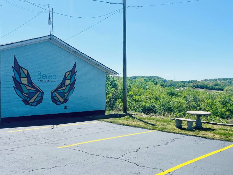Un edificio con un mural de alas geométricas y el texto 'Berea Where Art's Alive'.