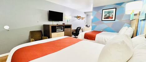 Una habitación de hotel con dos camas, un escritorio, un televisor y una obra de arte colgada en la pared.