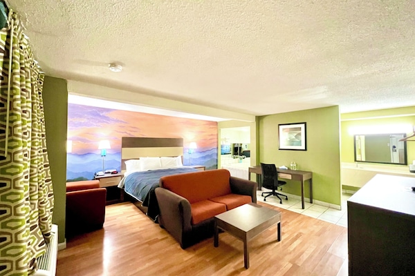 Superior Room, 1 King Bed, Non Smoking | Desk, laptop workspace, WiFi (free), bed sheets