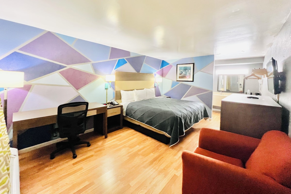 Standard Room, 1 King Bed, Non Smoking | Desk, laptop workspace, free WiFi, bed sheets