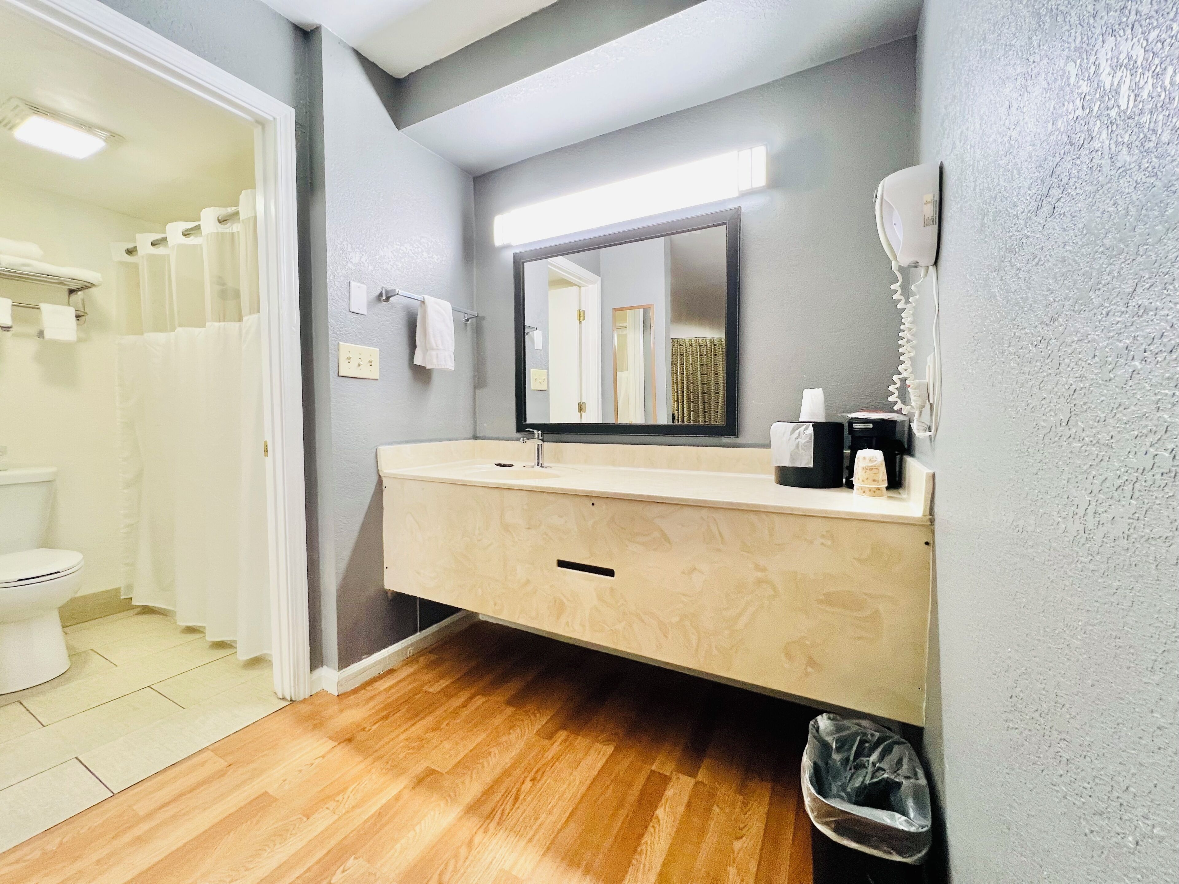 Standard Room, 1 King Bed, Non Smoking | Desk, laptop workspace, free WiFi, bed sheets