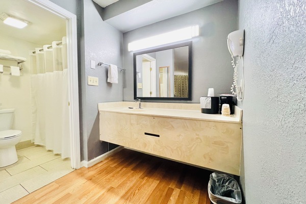 Standard Room, 1 King Bed, Non Smoking | Desk, laptop workspace, free WiFi, bed sheets