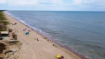 NĂ€ra stranden och solstolar